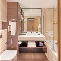 JA The Resort JA Beach Hotel - Koupelna pokoje Deluxe Sea View v hotelu JA Beach Hotel v Dubaji s vanou a moderním designem. - www.marco-polo.cz