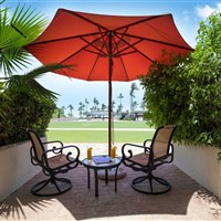 JA The Resort JA Beach Hotel - Deluxe Sea View pokoj v hotelu JA Beach Hotel v Dubaji se soukromou terasou s lehátky a slunečníkem. - www.marco-polo.cz