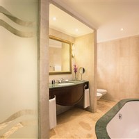 JA The Resort JA Beach Hotel - Koupelna pokoje Superior v hotelu JA Beach Hotel v oblasti Jebel Ali v Dubaji. - www.marco-polo.cz