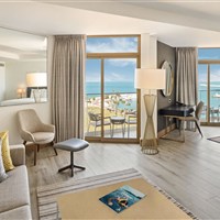 JA The Resort JA Beach Hotel - Prostorný pokoj Superior v hotelu JA Beach Hotel v Dubaji s posezením a výhledem do resortu. - www.marco-polo.cz