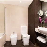 JA The Resort JA Beach Hotel - Koupelna pokoje Resort View v hotelu JA Beach Hotel v resortu JA The Resort v Dubaji. - www.marco-polo.cz