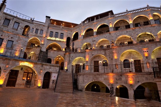 Marco Polo - Dedeli Konak Cave Hotel - Tradiční kamenné nádvoří hotelu Dedeli Konak Cave v Kapadokii s autentickou atmosférou a romantickým večerním osvětlením.