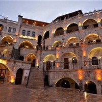 Dedeli Konak Cave Hotel - Tradiční kamenné nádvoří hotelu Dedeli Konak Cave v Kapadokii s autentickou atmosférou a romantickým večerním osvětlením. - www.marco-polo.cz