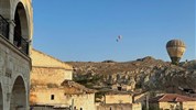 Kapadokie – 3 dny dobrodružství a romantiky v krajině balonů - Terasa hotelu Dedeli Konak Cave s výhledem na skalní krajinu Kapadokie a ranní balóny nad údolím.