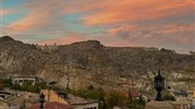 Kapadokie – 3 dny dobrodružství a romantiky v krajině balonů - Kouzelný západ slunce nad Kapadokií z hotelové terasy Dedeli Konak Cave s panoramatickým výhledem.