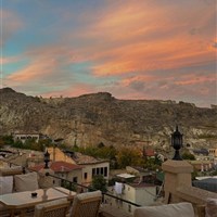Dedeli Konak Cave Hotel - Kouzelný západ slunce nad Kapadokií z hotelové terasy Dedeli Konak Cave s panoramatickým výhledem. - www.marco-polo.cz