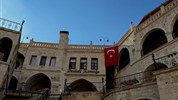 Kapadokie – 3 dny dobrodružství a romantiky v krajině balonů - Tradiční kamenná architektura hotelu Dedeli Konak Cave v oblasti Ürgüp s typickými prvky kapadockého stylu.