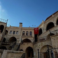 Dedeli Konak Cave Hotel - Tradiční kamenná architektura hotelu Dedeli Konak Cave v oblasti Ürgüp s typickými prvky kapadockého stylu. - www.marco-polo.cz