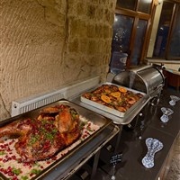 Dedeli Konak Cave Hotel - Stylové servírování večeře v autentickém jeskynním interiéru hotelu Dedeli Konak Cave. - www.marco-polo.cz