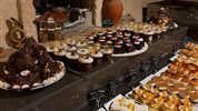 Kapadokie – 3 dny dobrodružství a romantiky v krajině balonů - Výběr tureckých dezertů a sladkostí podávaných při snídani v hotelu Dedeli Konak Cave.