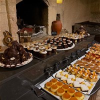 Dedeli Konak Cave Hotel - Výběr tureckých dezertů a sladkostí podávaných při snídani v hotelu Dedeli Konak Cave. - www.marco-polo.cz