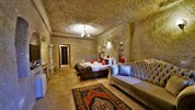 Kapadokie – 3 dny dobrodružství a romantiky v krajině balonů - Prostorné cave suite v hotelu Dedeli Konak Cave s tradičním designem a komfortním vybavením.