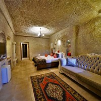 Dedeli Konak Cave Hotel - Prostorné cave suite v hotelu Dedeli Konak Cave s tradičním designem a komfortním vybavením. - www.marco-polo.cz