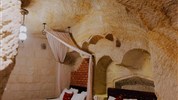 Kapadokie – 3 dny dobrodružství a romantiky v krajině balonů - Stylový jeskynní pokoj v hotelu Dedeli Konak Cave s autentickými prvky a pohodlným zázemím.