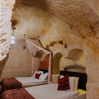 Dedeli Konak Cave Hotel - Stylový jeskynní pokoj v hotelu Dedeli Konak Cave s autentickými prvky a pohodlným zázemím. - www.marco-polo.cz