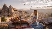 Kapadokie – 3 dny dobrodružství a romantiky v krajině balonů - Pohodová snídaně na terase s výhledem na jedinečnou krajinu Kapadokie.