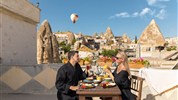 Kapadokie & Istanbul – poznávací zájezd s programem - Romantická snídaně na terase s výhledem na balóny nad Kapadokií.