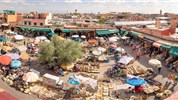 Maroko – královská města a Sahara (8 dní) - Rušné náměstí Jemaa el-Fna v Marrakéši je živým centrem města plným vůní, hudby a tradiční atmosféry.