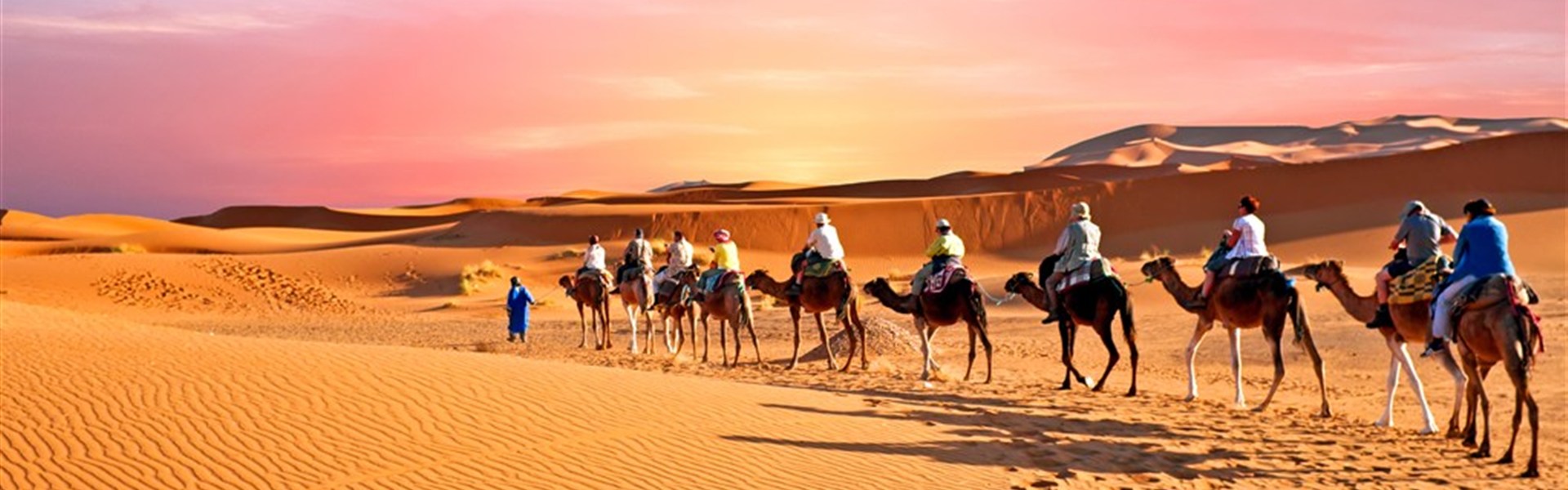 Maroko – královská města a Sahara (8 dní) - Karavana velbloudů při západu slunce v saharské poušti patří k nejsilnějším zážitkům z Maroka.
