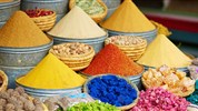 Maroko – královská města a Sahara (8 dní) - Barevné hromady koření na marockém trhu