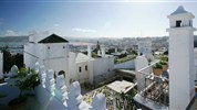 Velká cesta Marokem – od Sahary k Atlantiku (15 dní) - Panoramatický výhled na Tangier, město na severu Maroka, kde se setkává Atlantik se Středozemním mořem. Strategická poloha u Gibraltarského průlivu nabízí jedinečný pohled směrem k evropskému pobřeží a podtrhuje význam tohoto místa jako historické brány mezi Afrikou a Evropou.