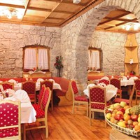 Schlosshotel Dolomiti - léto - www.marco-polo.cz