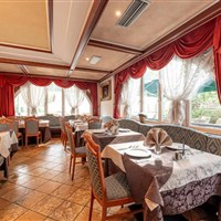 Schlosshotel Dolomiti - léto - www.marco-polo.cz