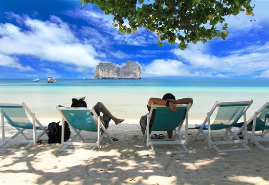 Koh Hai Fantasy Resort - Koh Hai - Na pláži jsou k dispozici pohodlná plážová křesílka.
