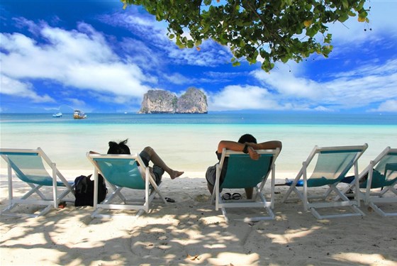 Marco Polo - Koh Hai Fantasy Resort - Na pláži jsou k dispozici pohodlná plážová křesílka.