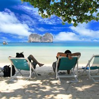Koh Hai Fantasy Resort - Na pláži jsou k dispozici pohodlná plážová křesílka. - ckmarcopolo.cz