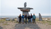 Kanadská velká pětka | safari Manitobou až k Hudsonovu zálivu - Inukshuk patří mezi výrazné symboly severní Kanady. V Churchillu připomíná propojení místní krajiny, historie, původních kultur a arktického prostředí.
