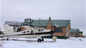 V říši ledních medvědů | prémiové safari u Hudsonova zálivu - Dymond Lake Ecolodge je hlavní základnou celého programu a zároveň místem, kde hosté zažívají pohodlí uprostřed arktické divočiny. Tato fotografie ukazuje atmosféru odlehlého pobytu u Hudsonova zálivu. Foto: Churchill Wild | Scott Zielke