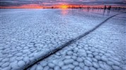 V říši ledních medvědů | prémiové safari u Hudsonova zálivu - Ledové pobřeží v okolí Dymond Lake Ecolodge ukazuje syrovou krásu severní Manitoby a dotváří prostředí, v němž se celý program odehrává. Fotografie je vhodná jako atmosférický doplněk k příběhu zájezdu. Foto: Churchill Wild | Robert Postma