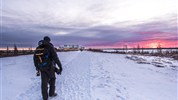 V říši ledních medvědů | prémiové safari u Hudsonova zálivu - Cesta zpět do Dymond Lake Ecolodge při večerním světle dokresluje odlehlost a ticho arktické krajiny. Takové momenty tvoří důležitou součást atmosféry zájezdu V říši ledních medvědů | prémiové safari u Hudsonova zálivu. Foto: Churchill Wild | Christine Hayden