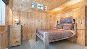 V říši ledních medvědů | prémiové safari u Hudsonova zálivu - Ubytování v Dymond Lake Ecolodge odpovídá prémiovému pojetí celého programu. Fotografie ukazuje útulný pokoj pro hosty, který poskytuje pohodlí i v odlehlé části kanadské Arktidy. Foto: Churchill Wild | Scott Zielke