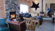 V říši ledních medvědů | prémiové safari u Hudsonova zálivu - Pohodlný interiér Dymond Lake Ecolodge dokresluje prémiový charakter zájezdu V říši ledních medvědů | prémiové safari u Hudsonova zálivu. Po dni stráveném v arktické krajině je právě toto zázemí důležitou součástí celkového zážitku. Foto: Churchill Wild | Margaret Brandes