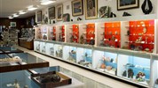 Běluhy severní Kanady | letní cesta k Hudsonovu zálivu - Itsanitaq Museum představuje významnou sbírku inuitského umění a artefaktů. Návštěva muzea dává cestě kulturní hloubku a pomáhá pochopit historii a tradice arktických oblastí Kanady.