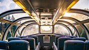 Běluhy severní Kanady | letní cesta k Hudsonovu zálivu vlakem - Vyhlídkový vůz vlaku VIA Rail ukazuje pohodlnější a atmosférickou stránku cesty na sever. Podle konkrétní konfigurace soupravy může být cesta vlakem zajímavou příležitostí k pozorování krajiny severní Manitoby během přesunu do Churchillu.