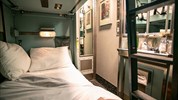 Běluhy severní Kanady | letní cesta k Hudsonovu zálivu vlakem - Spací kupé ve vlaku Winnipeg–Churchill přibližuje praktickou stránku vlakové varianty zájezdu. Dvě noci na trase severní Manitobou nejsou jen přesunem, ale součástí dobrodružství na cestě k běluhám, letní tundře a Hudsonovu zálivu.