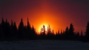 Vlci v mlze | prémiové safari u Hudsonova zálivu - Západ slunce u Nanuk Polar Bear Lodge dokresluje atmosféru odlehlého pobytu v zimní krajině severní Kanady. Právě ticho, světlo a izolace oblasti tvoří důležitou součást prémiového expedičního zážitku. Foto: Churchill Wild