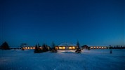 Vlci v mlze | prémiové safari u Hudsonova zálivu - Nanuk Polar Bear Lodge v zimní noci ukazuje odlehlost a atmosféru zázemí celého programu. Lodge slouží jako bezpečná základna pro denní výpravy do terénu i večerní pozorování krajiny a oblohy. Foto: Churchill Wild | Fabienne Jansen
