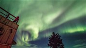Vlci v mlze | prémiové safari u Hudsonova zálivu - Polární záře u Nanuk Polar Bear Lodge ukazuje jednu z nejpůsobivějších nočních tváří severní Kanady. Poloha lodge umožňuje při vhodných podmínkách pozorování polární záře přímo z bezpečného zázemí v divočině. Foto: Churchill Wild | Virginia Huang