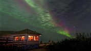 Vlci v mlze | prémiové safari u Hudsonova zálivu - Polární záře nad Nanuk Polar Bear Lodge doplňuje zájezd Vlci v mlze o další silný přírodní motiv. Po dnech věnovaných stopování vlků může být jasná arktická noc jedním z nejpamátnějších okamžiků celé cesty. Foto: Churchill Wild | Charles Glatzer