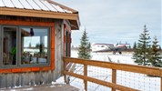 Vlci v mlze | prémiové safari u Hudsonova zálivu - Přílet k Nanuk Polar Bear Lodge podtrhuje odlehlost celého programu. Zájezd vede do oblasti severní Kanady, kde logistika, počasí a vzdálenosti tvoří přirozenou součást expedičního charakteru cesty. Foto: Churchill Wild | Scott Zielke