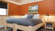 Vlci v mlze | prémiové safari u Hudsonova zálivu - Pokoj pro hosty v Nanuk Polar Bear Lodge dokládá zázemí, které je důležité při pobytu v odlehlé zimní oblasti. Program kombinuje expediční terénní výpravy s komfortem lodge a osobním servisem malé skupiny. Foto: Churchill Wild | Scott Zielke
