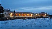 Vlci v mlze | prémiové safari u Hudsonova zálivu - Nanuk Polar Bear Lodge v zimní krajině tvoří komfortní základnu pro expediční program Vlci v mlze. Hosté se odtud vydávají do terénu za stopováním vlků a vracejí se do teplého zázemí lodge. Foto: Churchill Wild | Scott Zielke