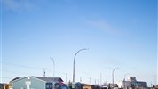 Tundra Buggy Lodge s Městem a Polárnimi Medvědy - Ulice v zimním Churchillu ukazuje civilní tvář města, které je vstupní branou k ledním medvědům Hudsonova zálivu. Churchill je odlehlé severní město s výraznou historií, specifickou atmosférou a silnou vazbou na arktickou přírodu.