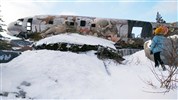 Tundra Buggy Lodge s Městem a Polárnimi Medvědy - Vrak letadla Miss Piggy patří mezi známé zastávky při prohlídce okolí Churchillu. Tento neobvyklý bod doplňuje příběh města, jeho odlehlost i specifickou atmosféru severní Manitoby.