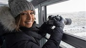 Tundra Buggy Lodge s Městem a Polárnimi Medvědy - Fotografka v Tundra Buggy® ukazuje atmosféru výprav v tundře z pohledu hostů. Program je vhodný nejen pro milovníky přírody, ale také pro cestovatele, kteří chtějí zachytit lední medvědy, zasněženou krajinu a proměnlivé světlo severní Kanady.
