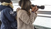 Tundra Buggy Lodge s Městem a Polárnimi Medvědy - Fotografování ledních medvědů z Tundra Buggy® patří k největším zážitkům podzimního Churchillu. Vyvýšené vozidlo nabízí dobrý výhled do tundry a zároveň bezpečný prostor pro pozorování i fotografování zvířat ve volné přírodě.
